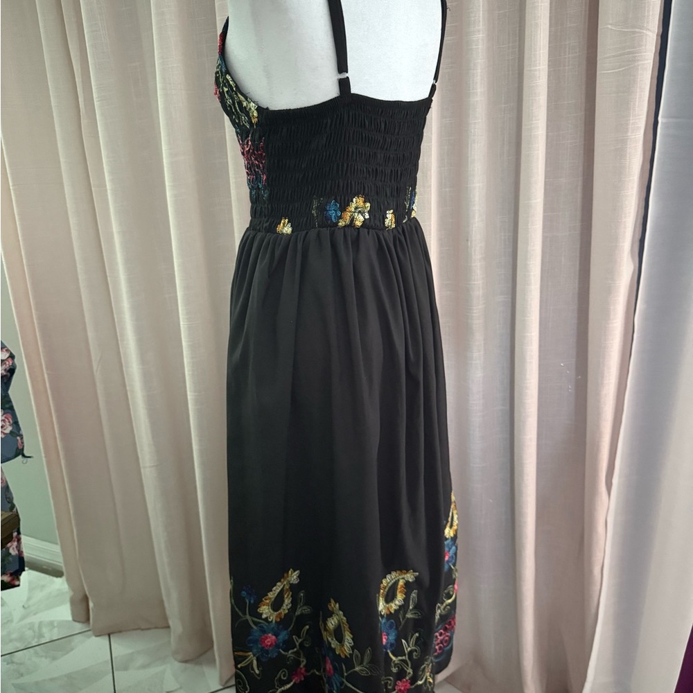 Elegant Black Floral Embroidered Dress - Picture 2 of 3